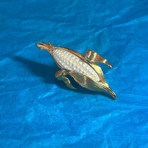 Vintage gold tone ear of corn pin brooch